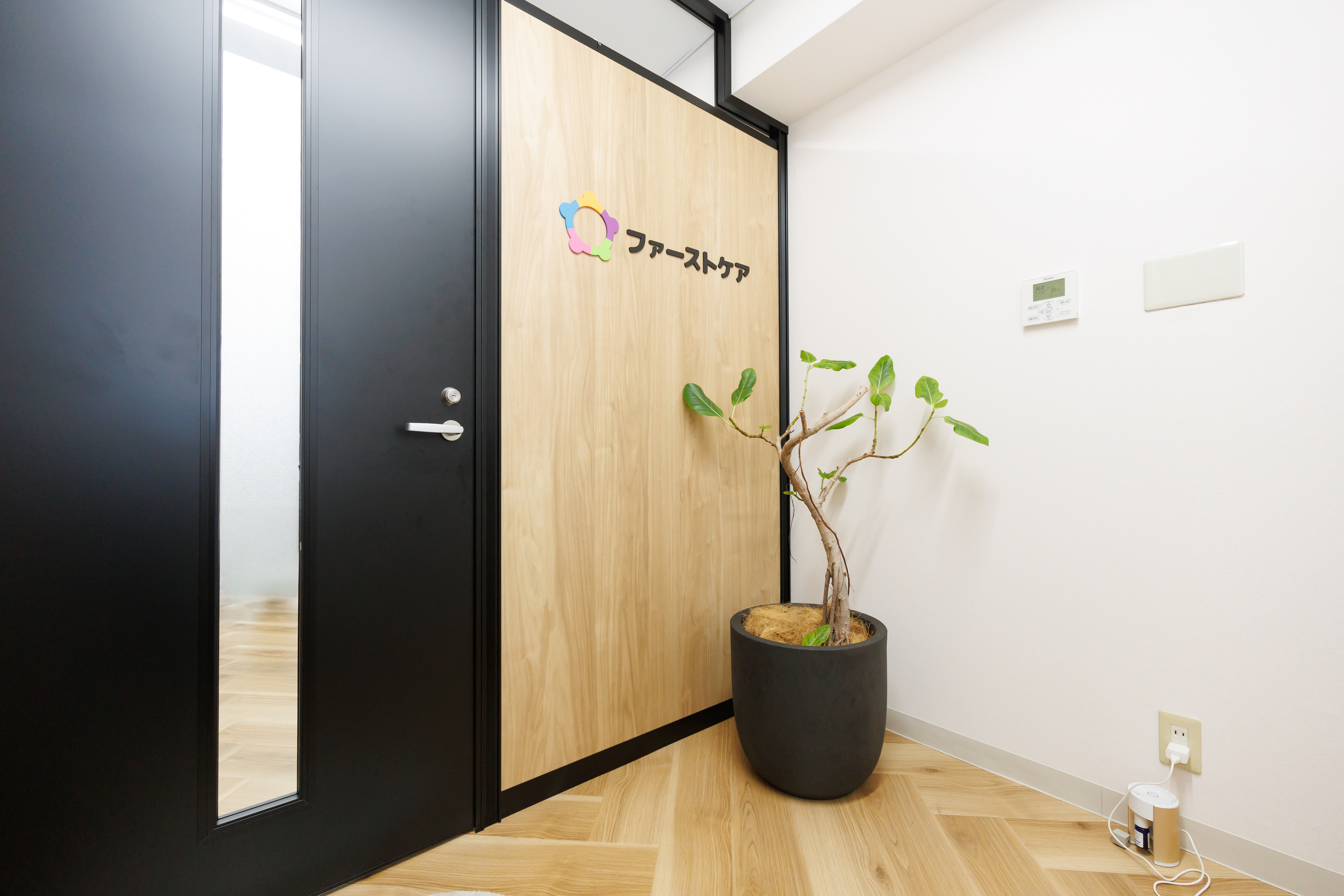 白い壁のリビング